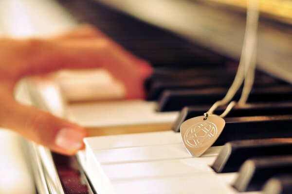 Foto teclas de piano con medalla