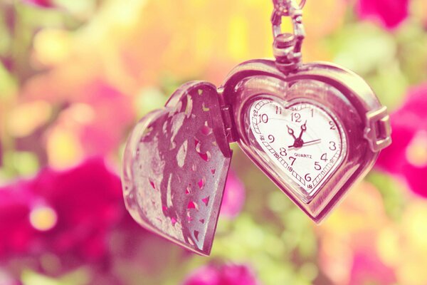 Часы на цепочке в виде сердца