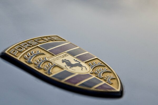 Escudo con caballo. Logotipo de porsche en el capó