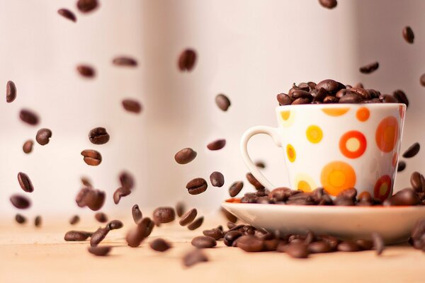 Kaffeebohnen fliegen in verschiedene Richtungen