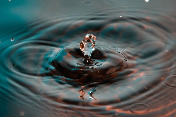 A drop of water leaves streaks on the surface