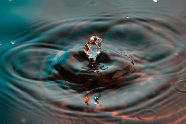 Una gota de agua deja manchas en la superficie