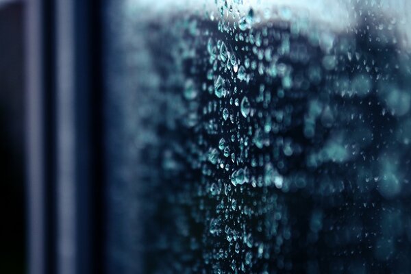 Gotas de lluvia en el vidrio de la ventana