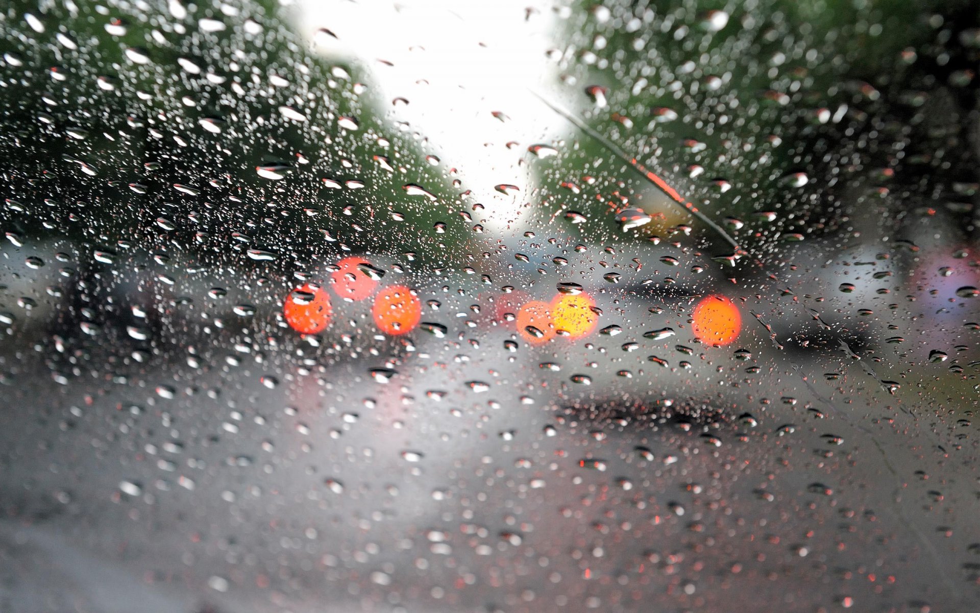 gros plan pluie verre gouttes voitures phares