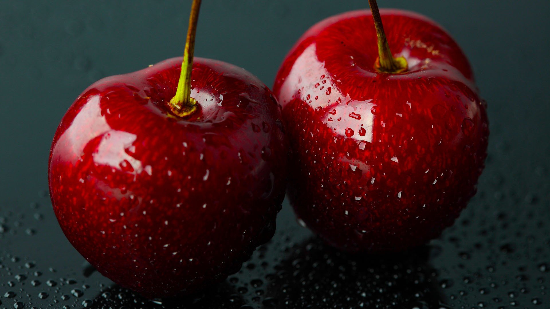 macro bayas cerezas gotas agua