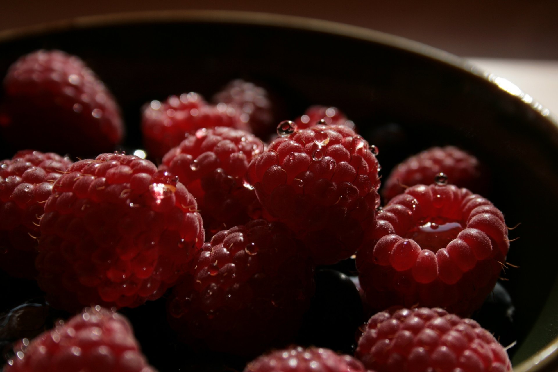 photo macro baie framboise gouttes plaque fond d écran