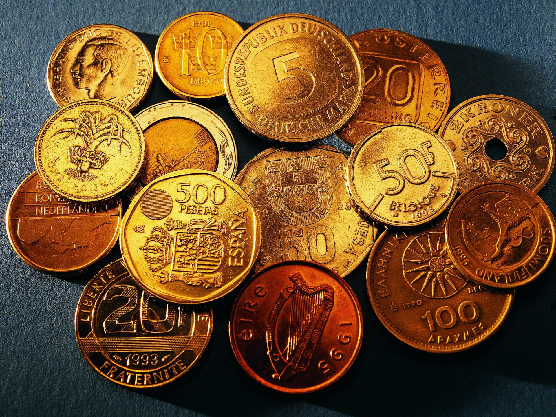 dinero monedas fechas diferentes denominaciones