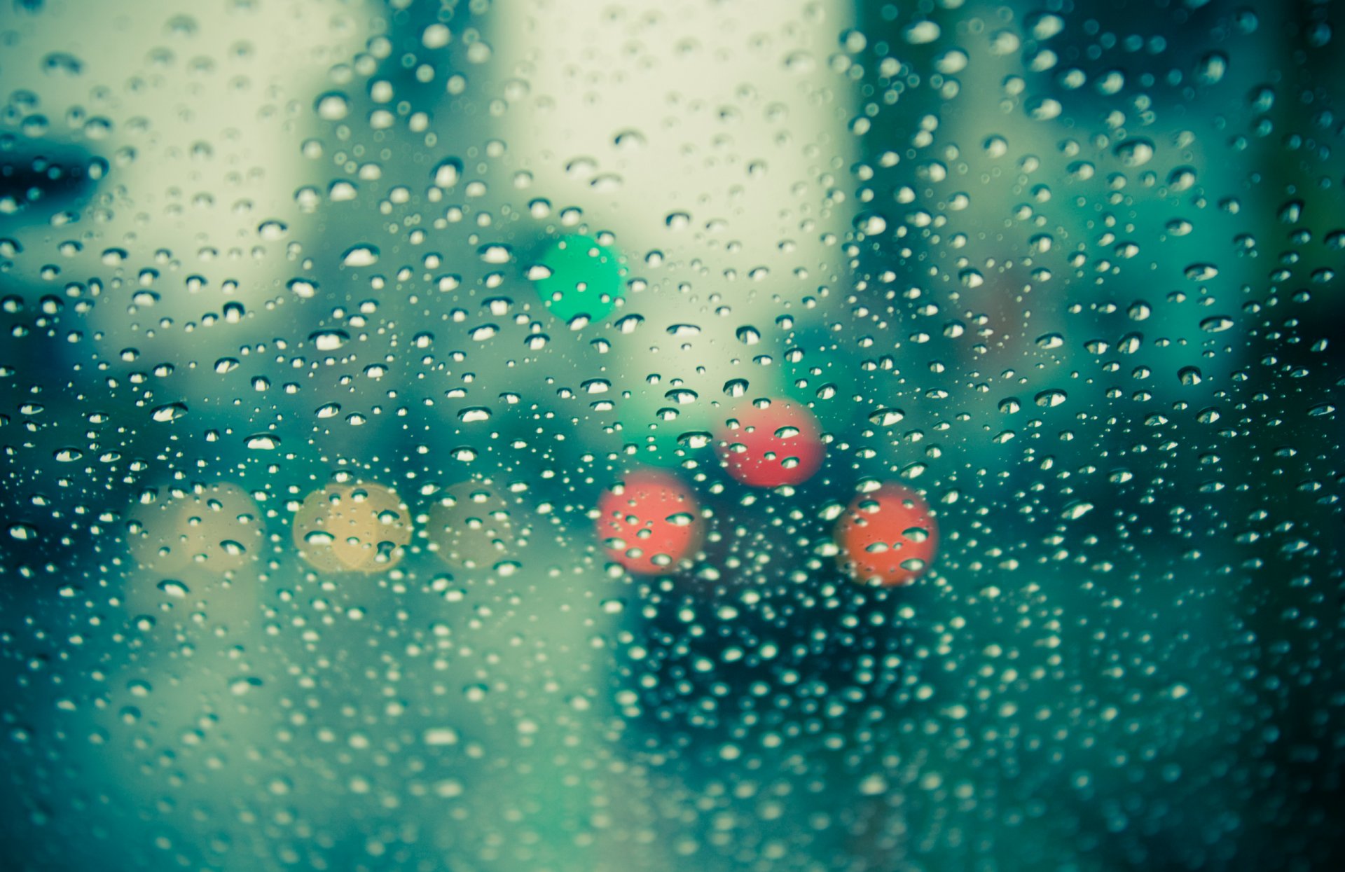foto regen glas fenster tropfen farben bokeh stimmung makro hintergrundbilder