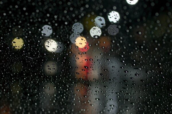 Gouttes de pluie brillent sur le verre