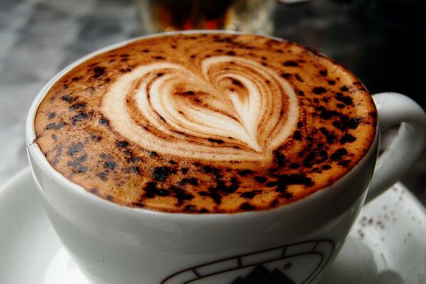 Delicioso café con patrón de corazón