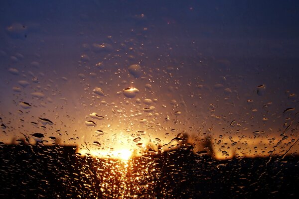 Lluvia de otoño al atardecer