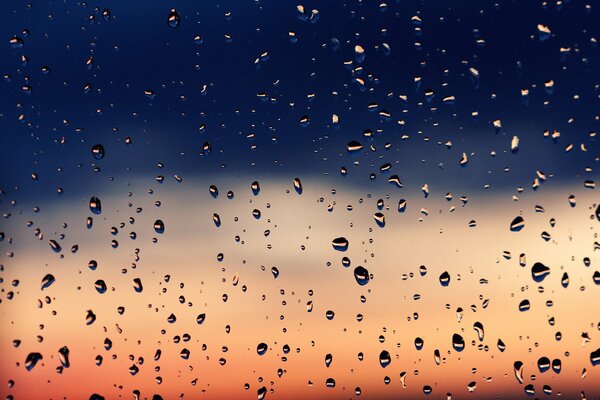 Gotas de lluvia que caen sobre el vidrio