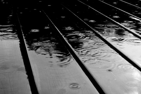 Agua y gotas de lluvia en las tablas