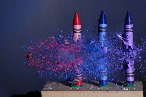 Cuatro crayones de cera multicolores rotos