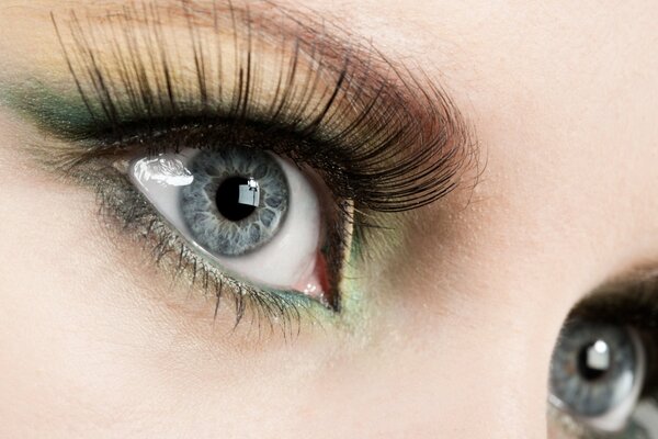 Offener, durchdringender Blick. Stilvolle Augen Make-up