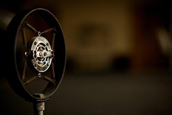 Vieux microphone sur le rack