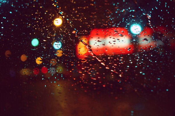 Gotas de lluvia y el brillo de las luces de la gran ciudad