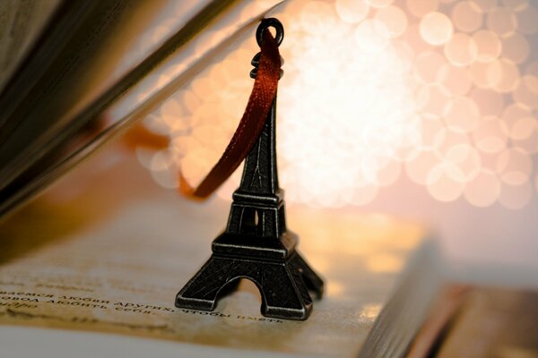 Porte-clés de la tour Eiffel dans le livre