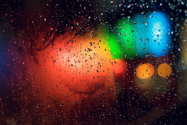 Gotas de lluvia sobre vidrio empañado