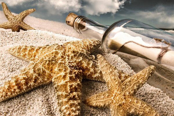 Песчаный пляж. Послание в бутылке с запиской