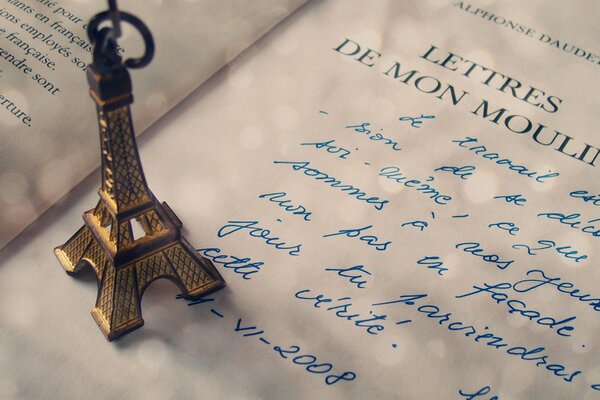 Lettre avec Paris statuette de la tour Eiffel
