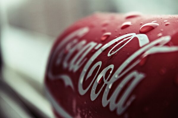 Canette réfrigérée de Coca-Cola avec des gouttes d eau