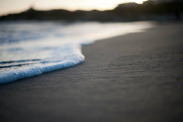 Песчаный пляж. Морской прибой