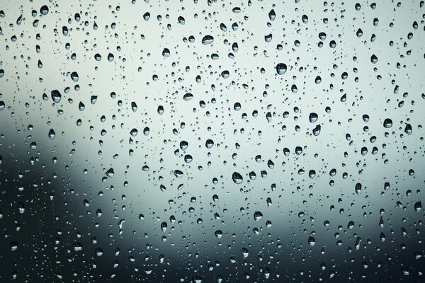 graues Wetter. Regentropfen auf Glas