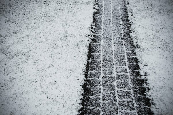 Piste de pneu sur la route d hiver