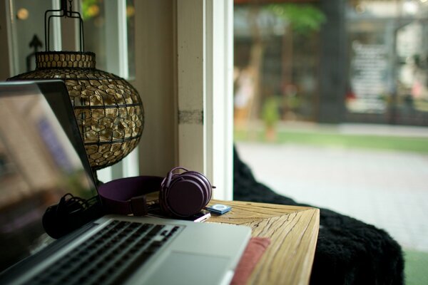 Debout dans la pièce sur le bureau de l ordinateur portable