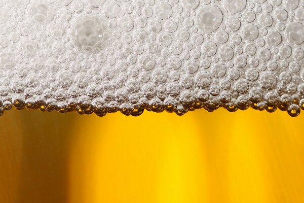 Petites bulles sur la mousse dans la bière