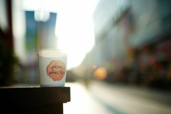 Amanecer en la calle y un vaso de café