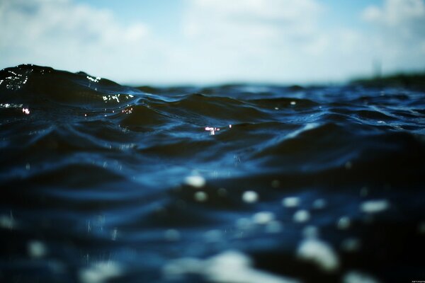 Primer plano de agua y pequeñas olas