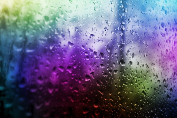 Капли дождя на цветном стекле