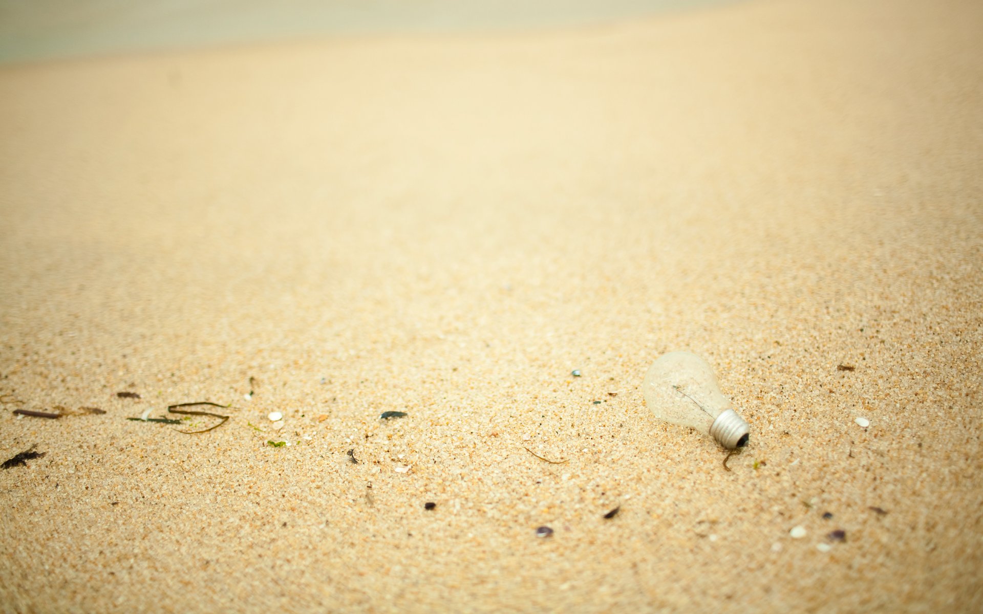 macro playa arena bagatela lámpara bombilla luz orilla granos de arena