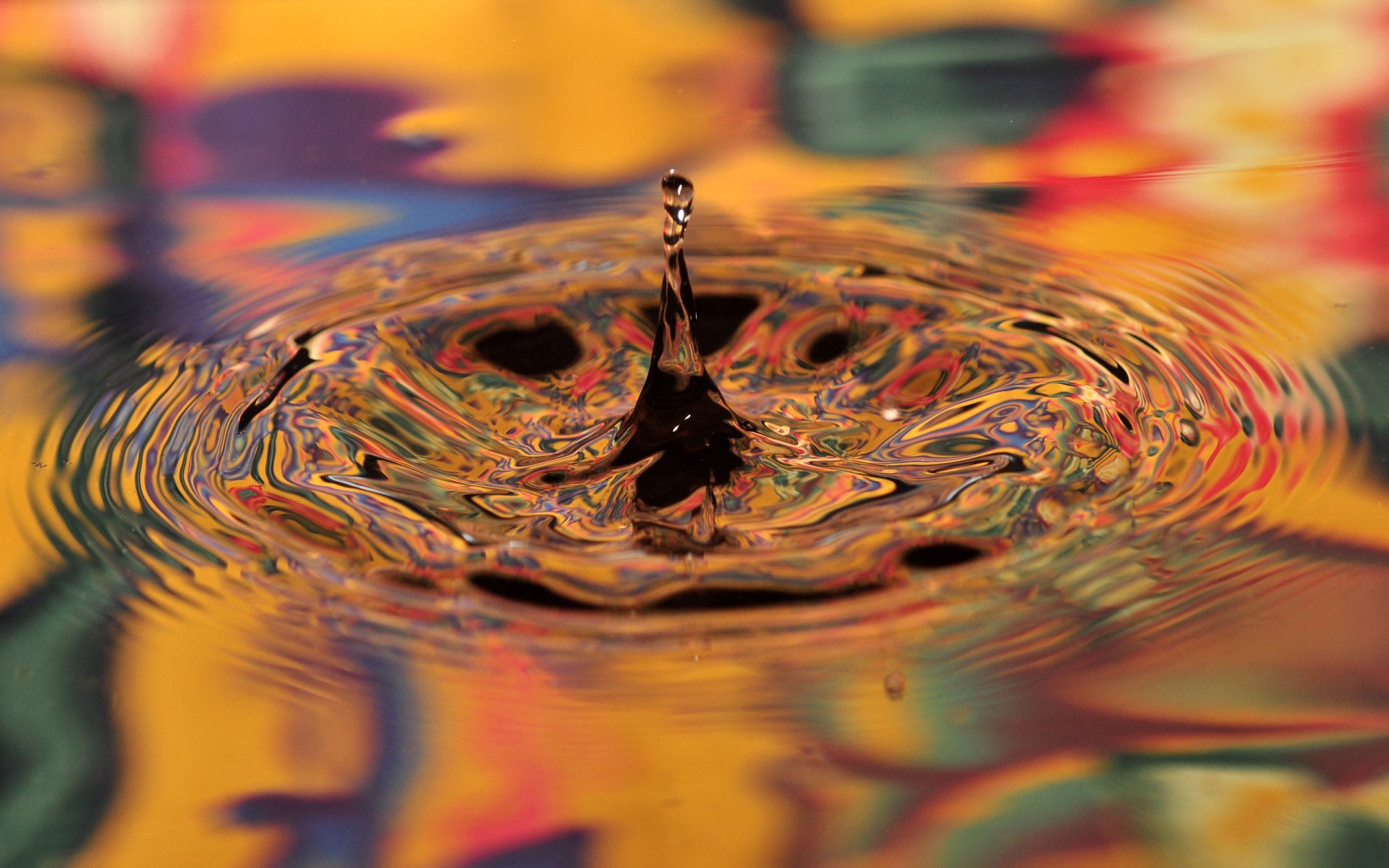 eau goutte figé moment lumineux couleur gros plan