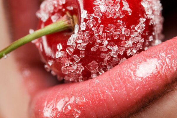 Las cerezas en el azúcar se derriten en los labios