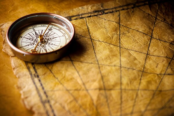 Zabytkowy kompas na mapie