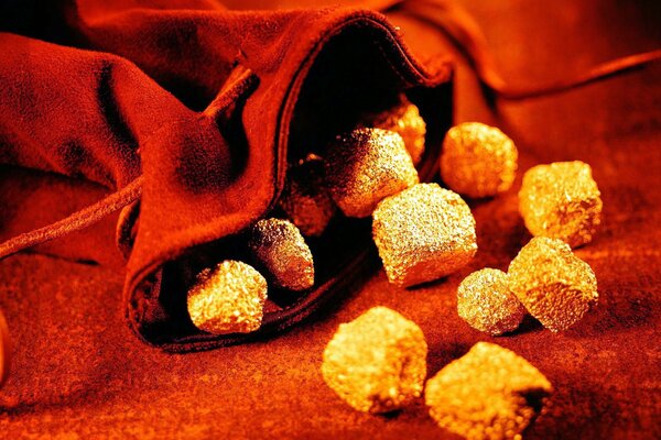 Россыпь камней золота из красного мешочка