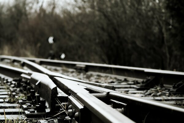 Rieles en las vías del tren en gris