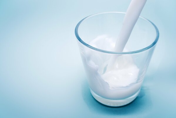 Ein Glas weiße Milch mit Vitaminen