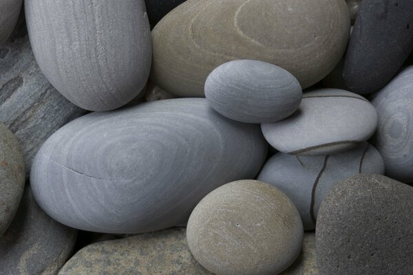 Szare okrągłe kamienie o różnych rozmiarach z bliska