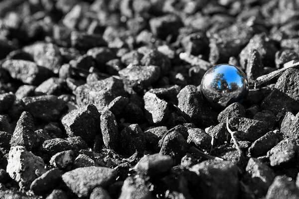 Bola de metal en camafeos negros reflexión