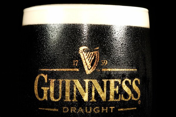 Marque de bière Guinness sur fond noir