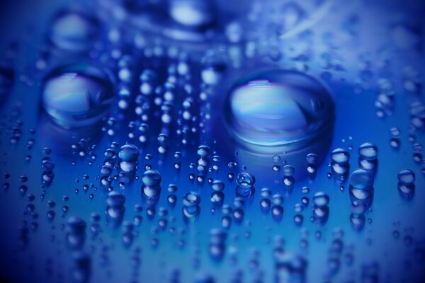 Gotas de agua azul brillante