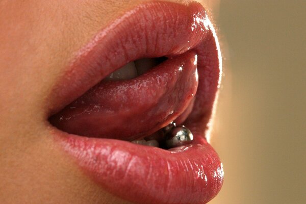 Kobiece usta i język z kolczykami