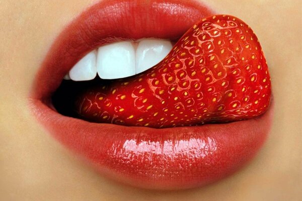 La lingua della fragola si lecca le labbra