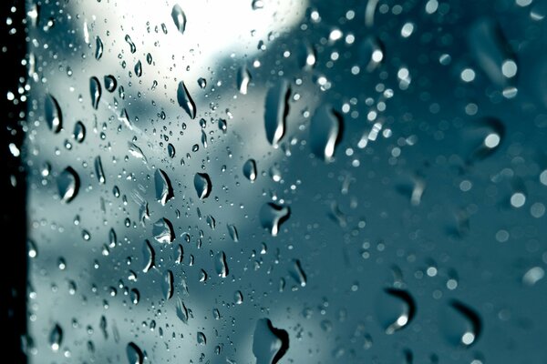 Капли дождя на стекле макро