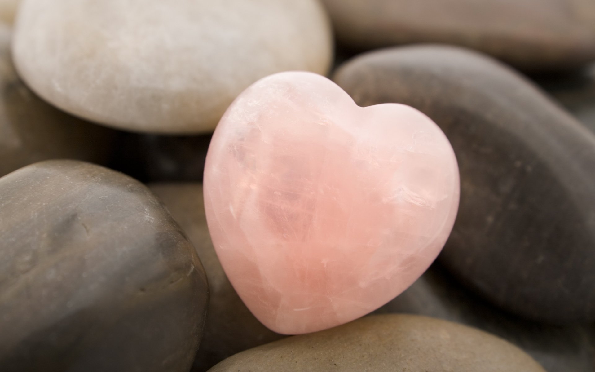 piedra corazón rosa