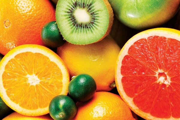 Fruta cortada de colores brillantes